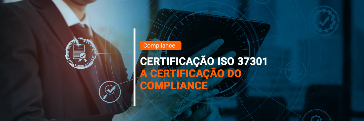 imagem de um homem segurando um tablet referente a certificação ISO 37301, a certificação do compliance.